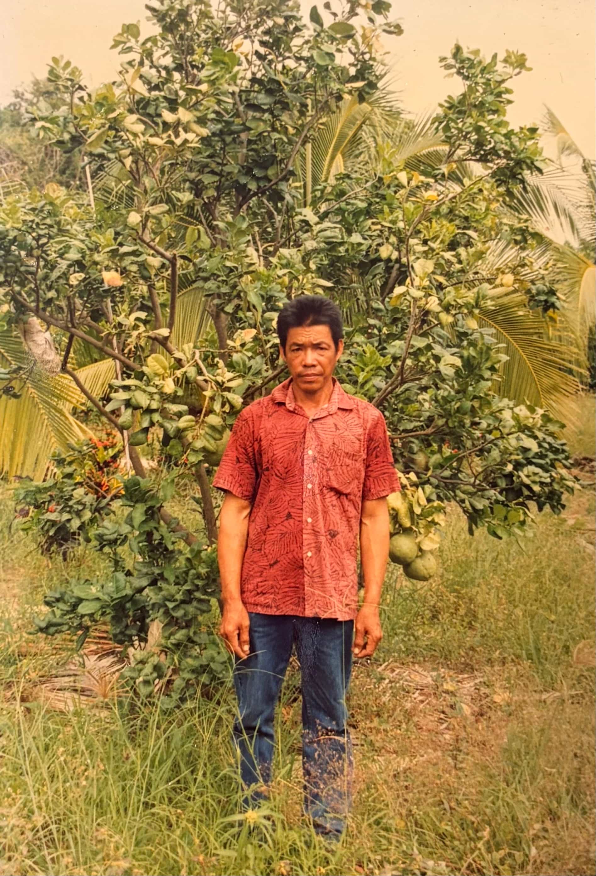 คุณเล็ก ยอดพินิจ เกษตรกรตัวจริงผู้ลงแรงกายแรงใจบุกเบิกที่ดินผืนนี้มา ตั้งแต่ปี 2500